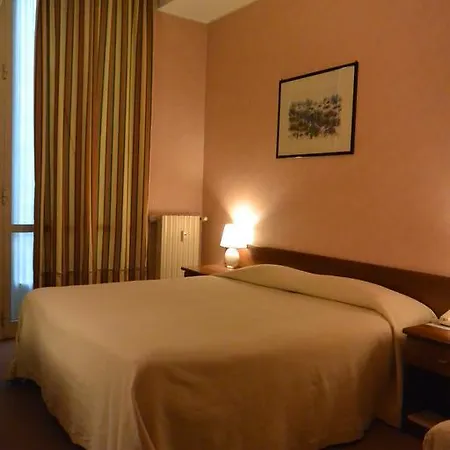 Des Artistes Hotel 3*