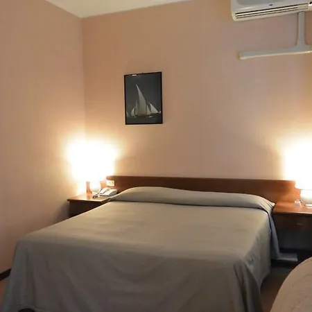 Des Artistes Hotel 3*